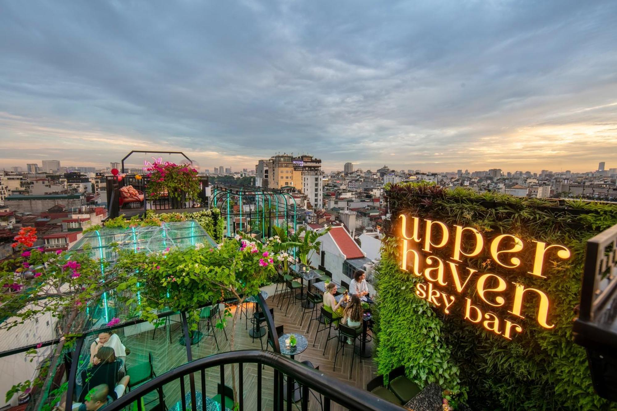 May De Ville Crown Hotel Hanoi Exterior photo Upper Haven Sky Bar