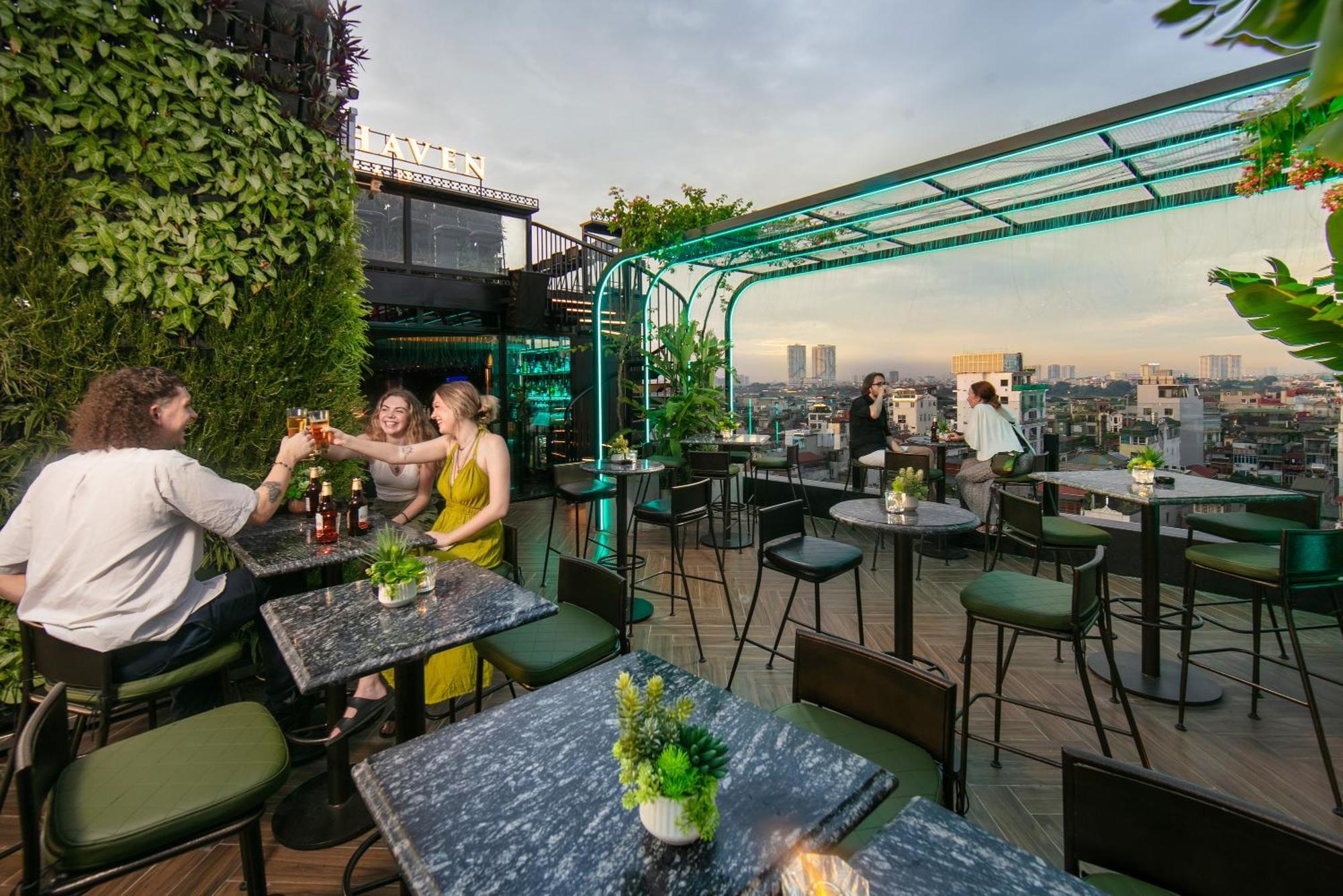 May De Ville Crown Hotel Hanoi Exterior photo The rooftop bar