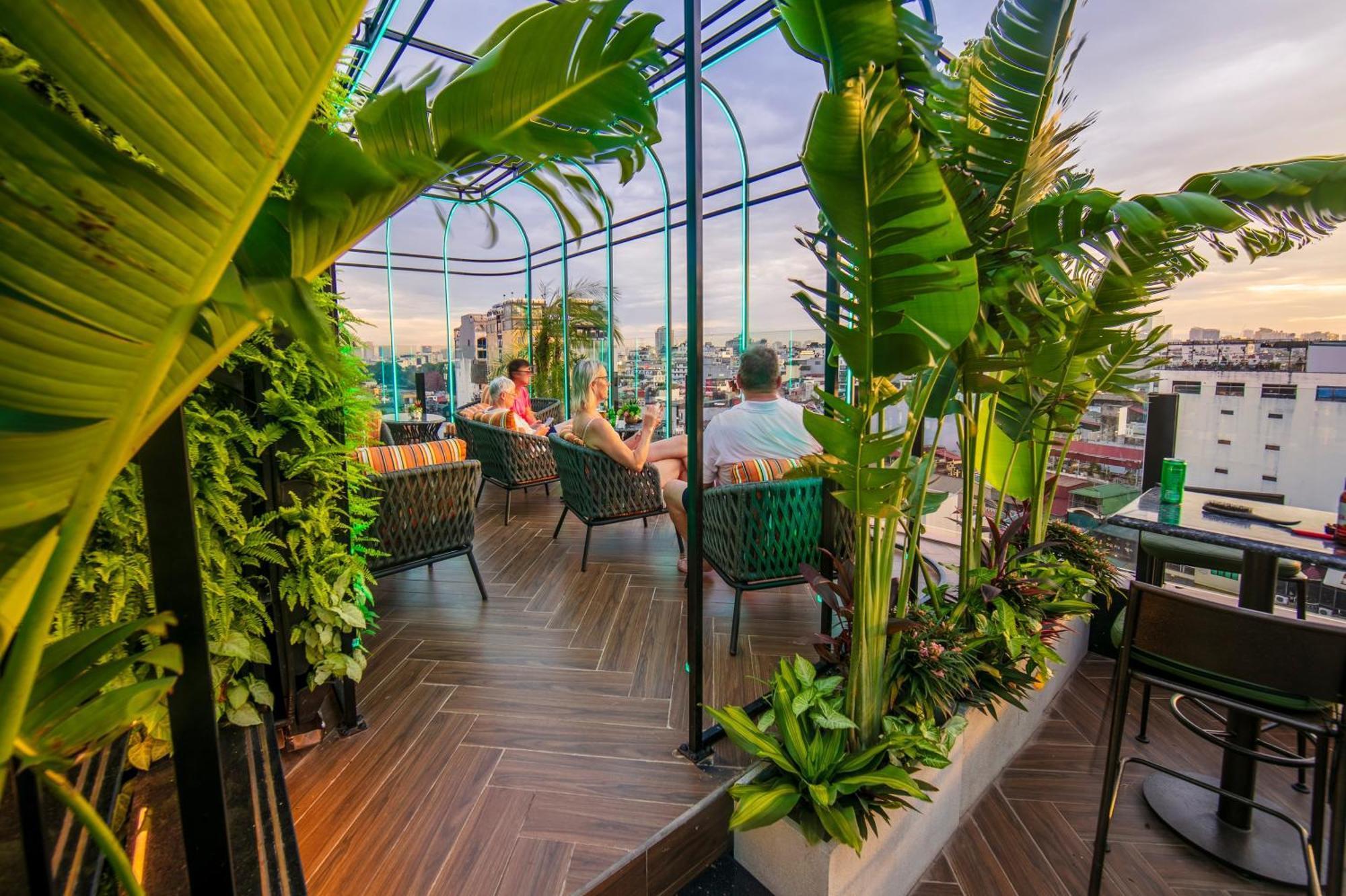 May De Ville Crown Hotel Hanoi Exterior photo The rooftop bar at the hotel