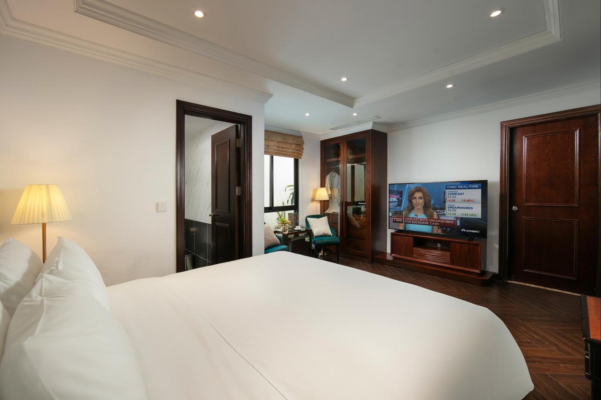 May De Ville Crown Hotel Hanoi Exterior photo A bedroom at the hotel