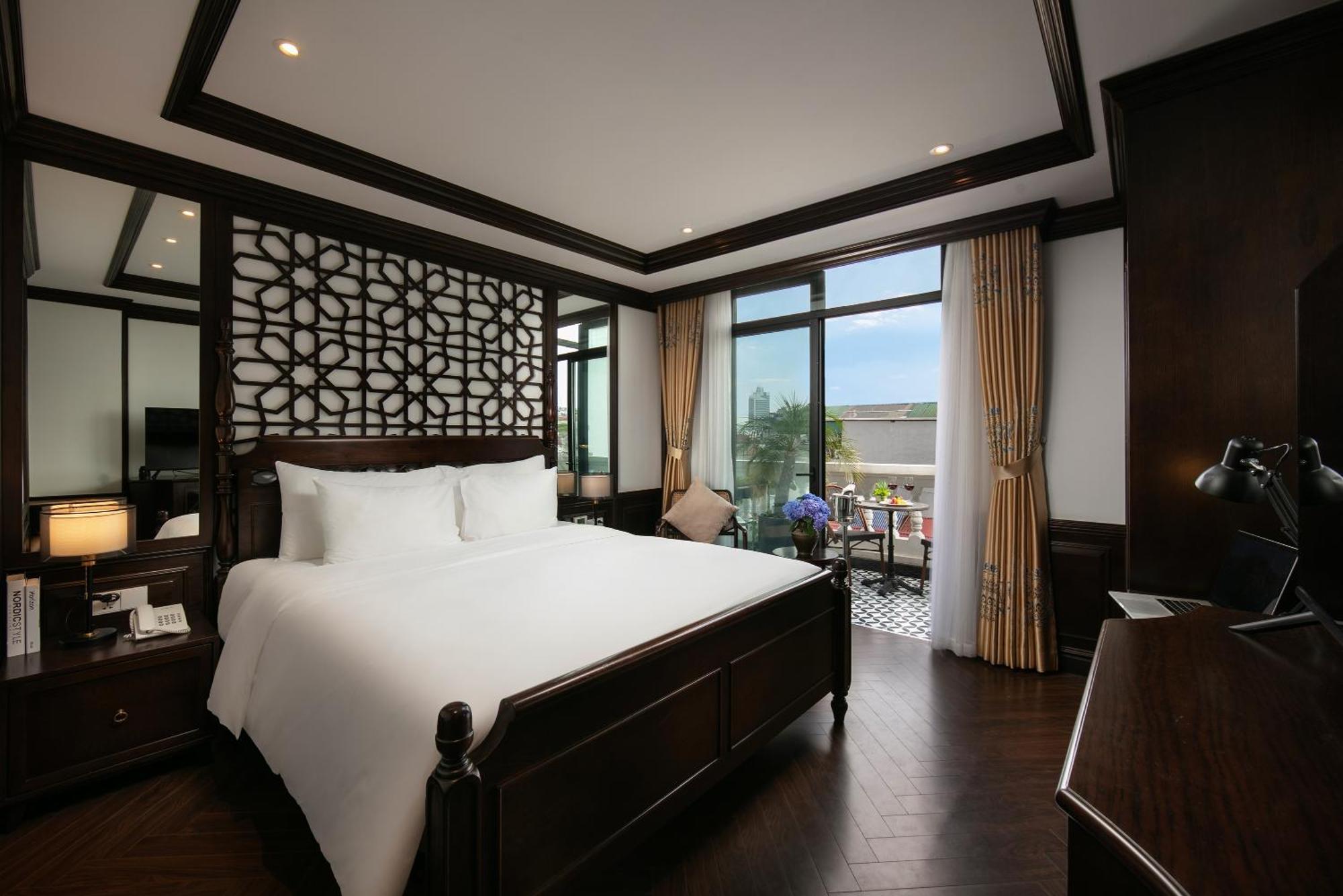 May De Ville Crown Hotel Hanoi Exterior photo Deluxe Suite