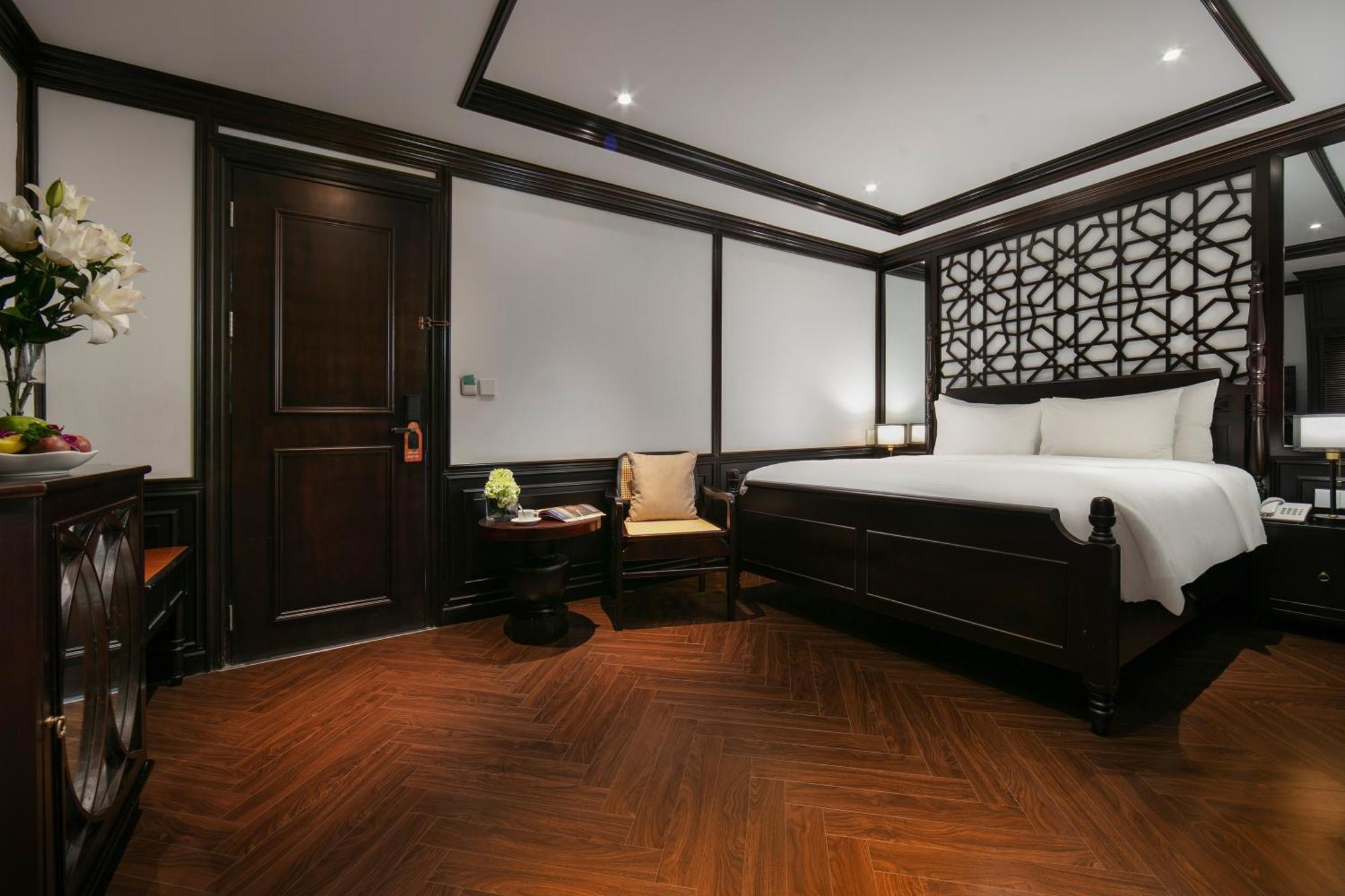 May De Ville Crown Hotel Hanoi Exterior photo Deluxe Suite