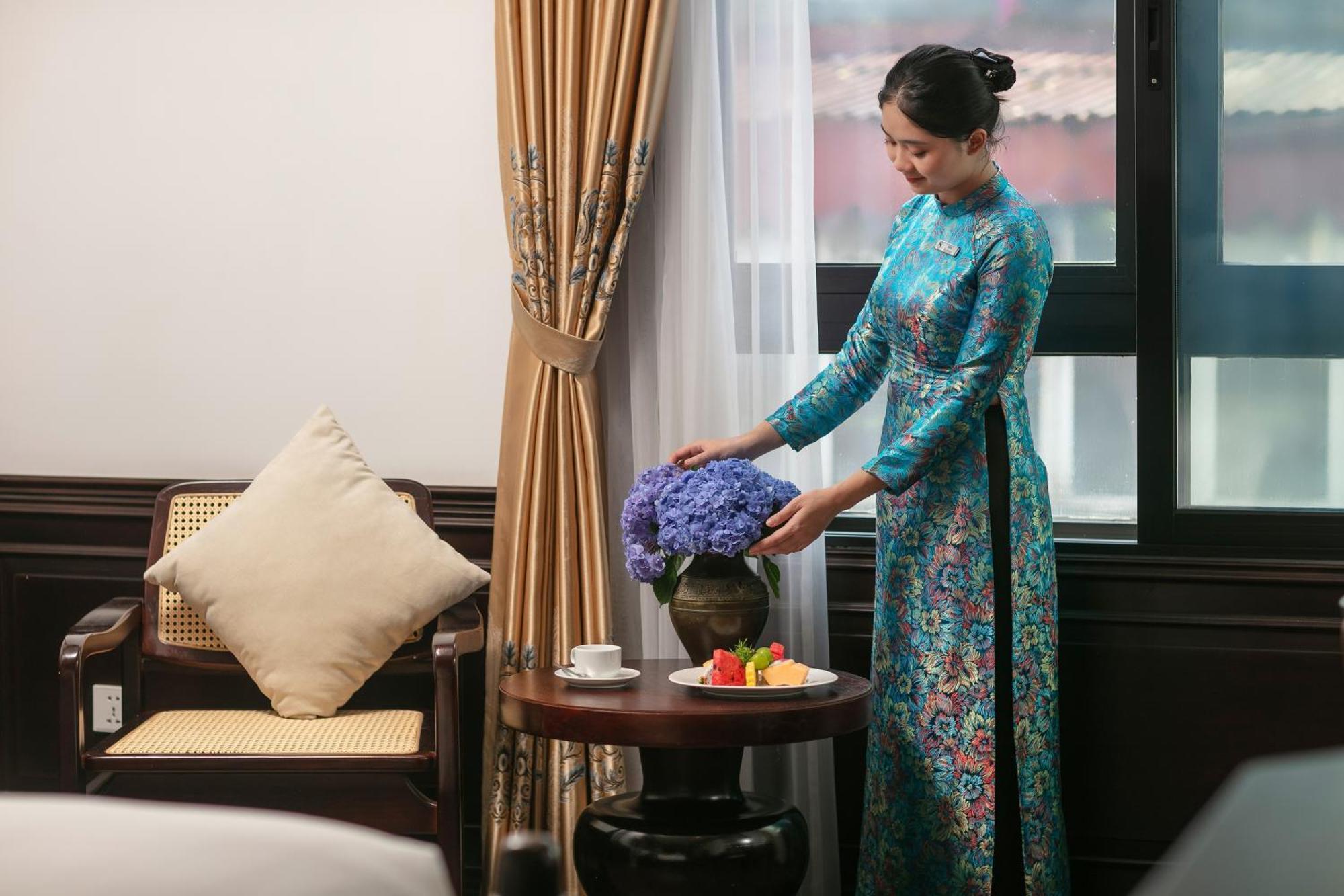 May De Ville Crown Hotel Hanoi Exterior photo A Vietnamese woman wearing an áo dài