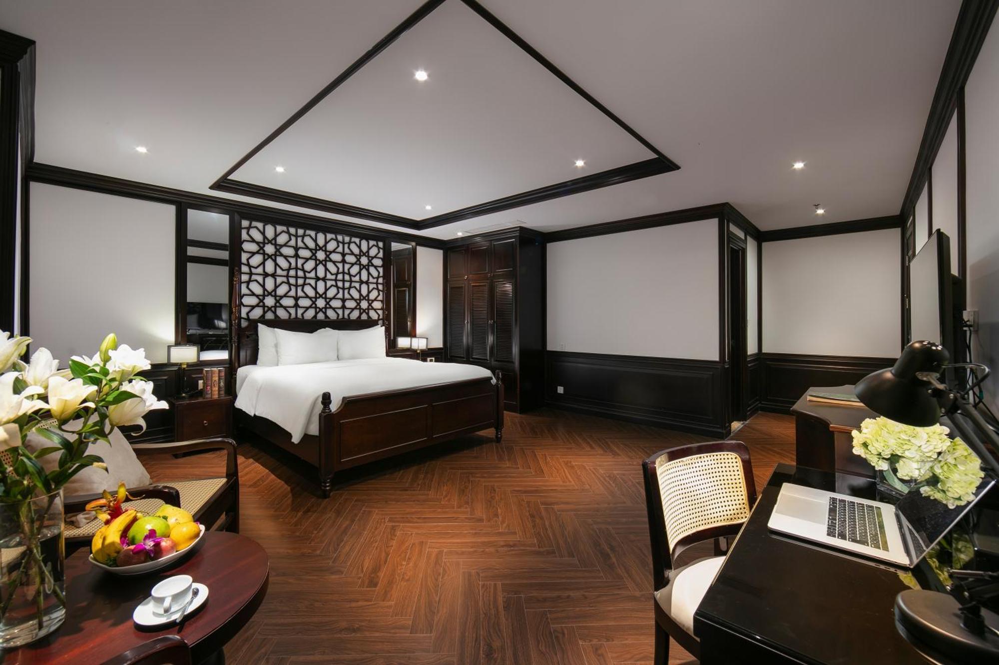 May De Ville Crown Hotel Hanoi Exterior photo Deluxe Suite