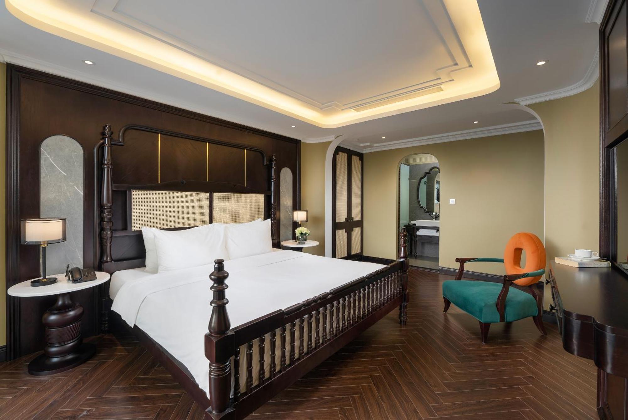 May De Ville Crown Hotel Hanoi Exterior photo A bedroom at the hotel