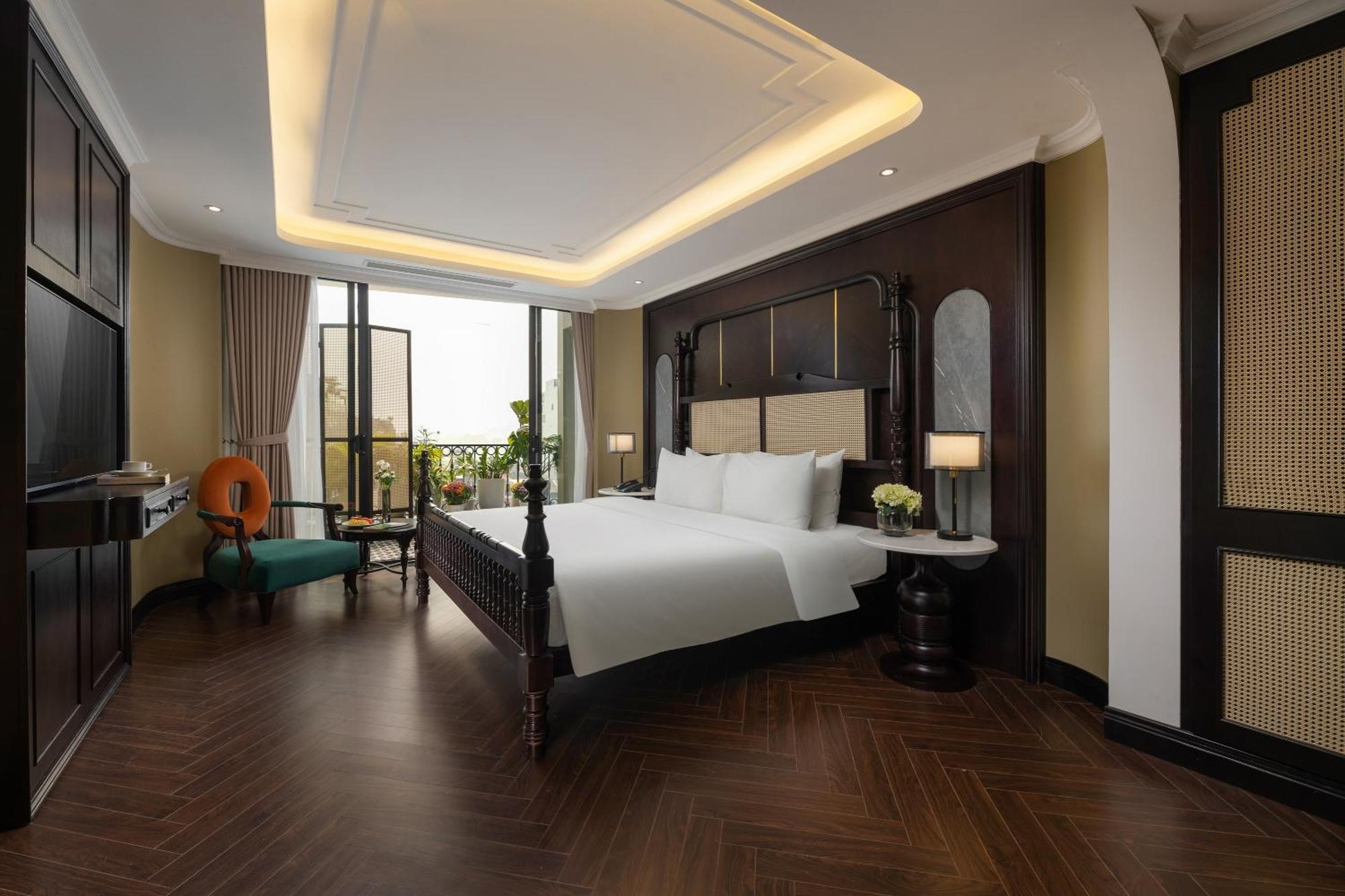 May De Ville Crown Hotel Hanoi Exterior photo Deluxe Suite